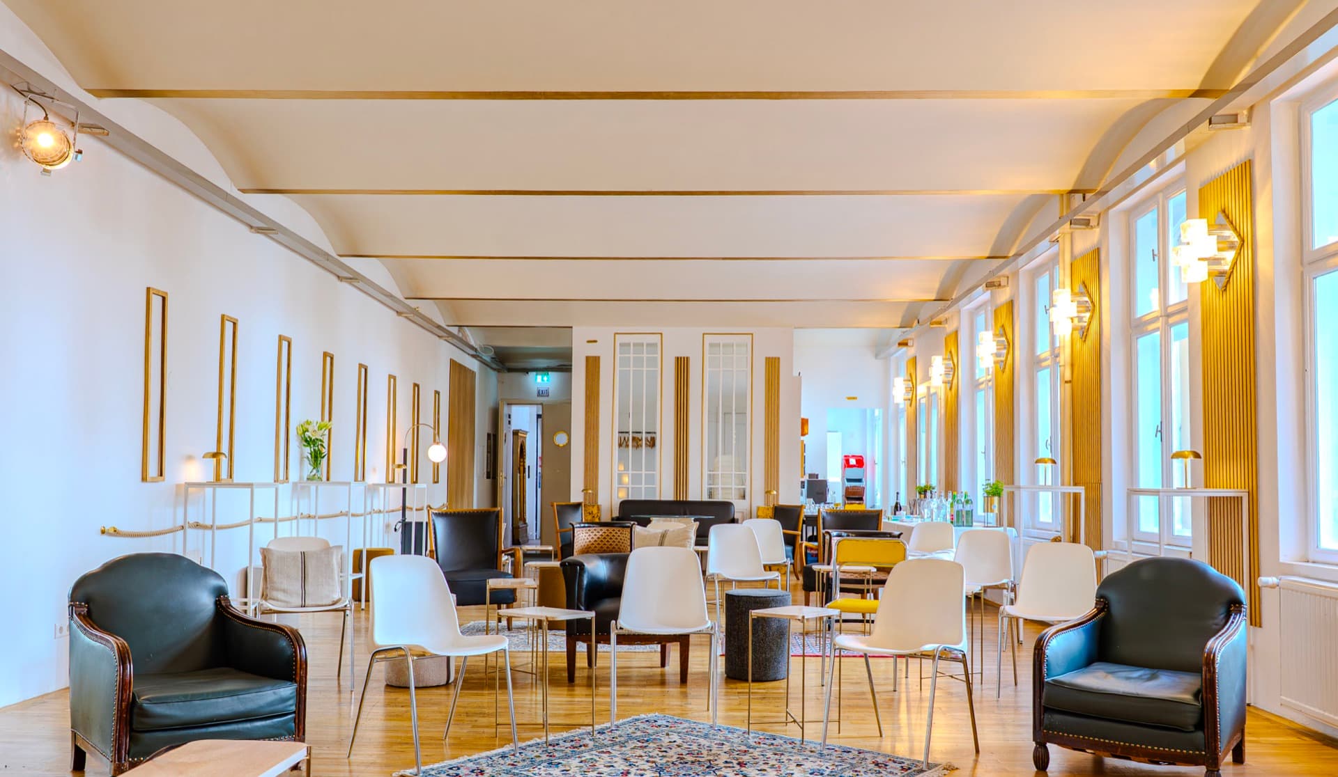 BOAT LOFT — Gesamtansicht mit Holzboden