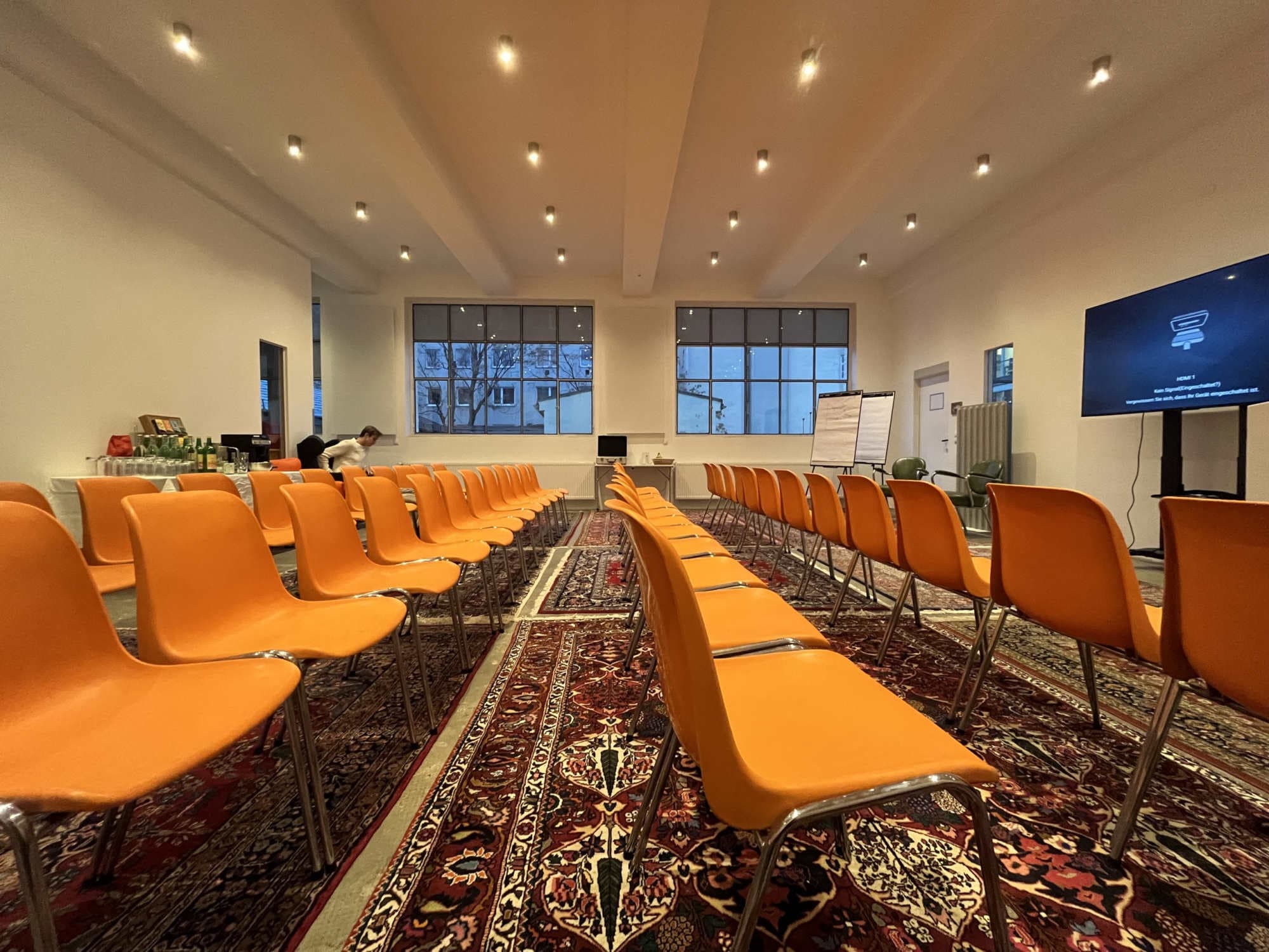 FILM LOFT Nr. 3 im Filmquartier Wien — Industrieloft mit Perserteppichen