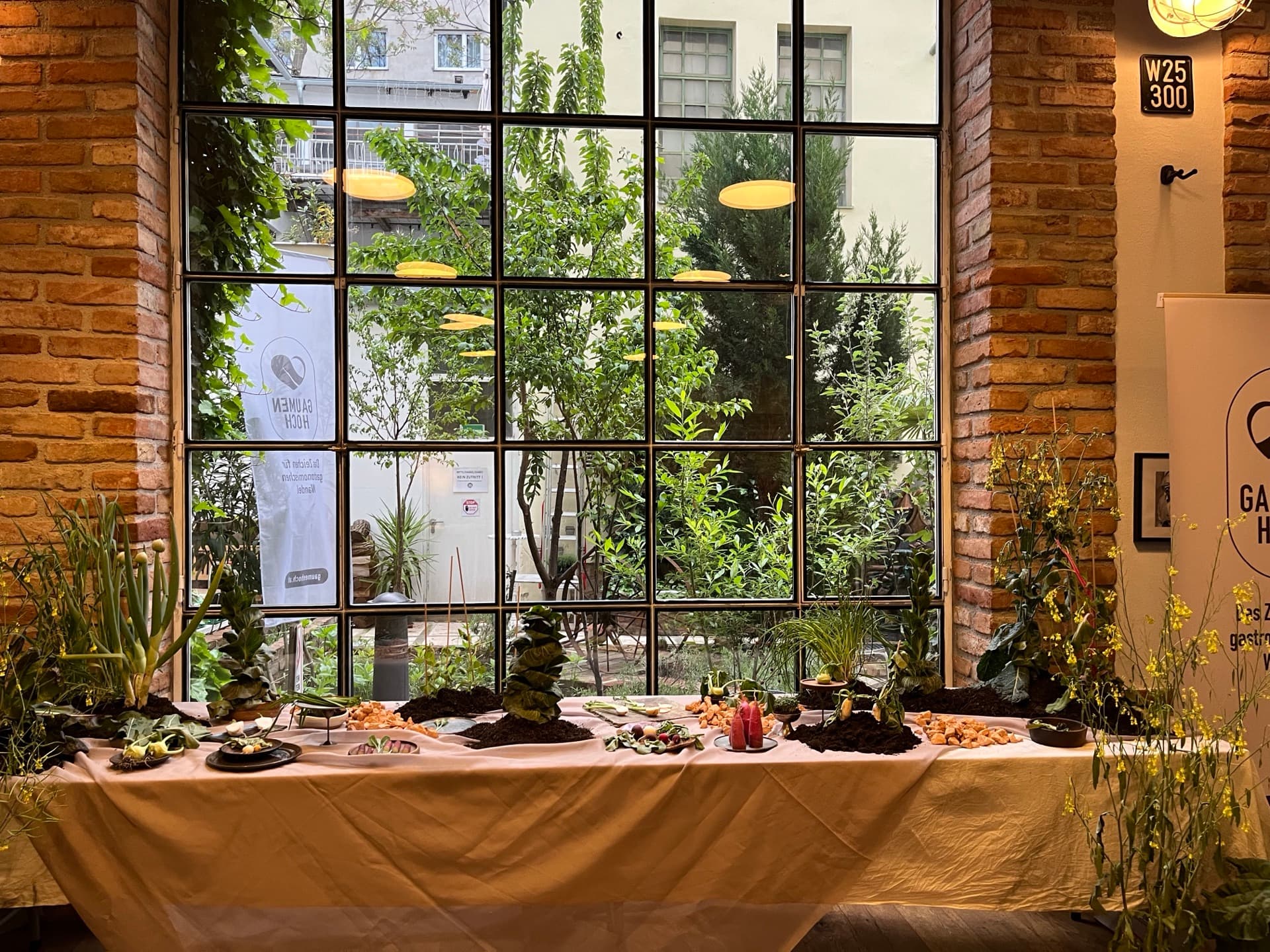 GRAND LOFT — Green decor at Gaumen Hoch event