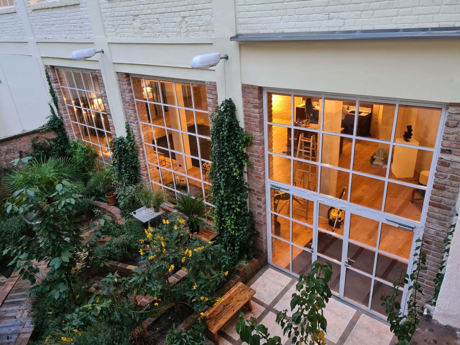 GRAND LOFT — Courtyard with mature trees