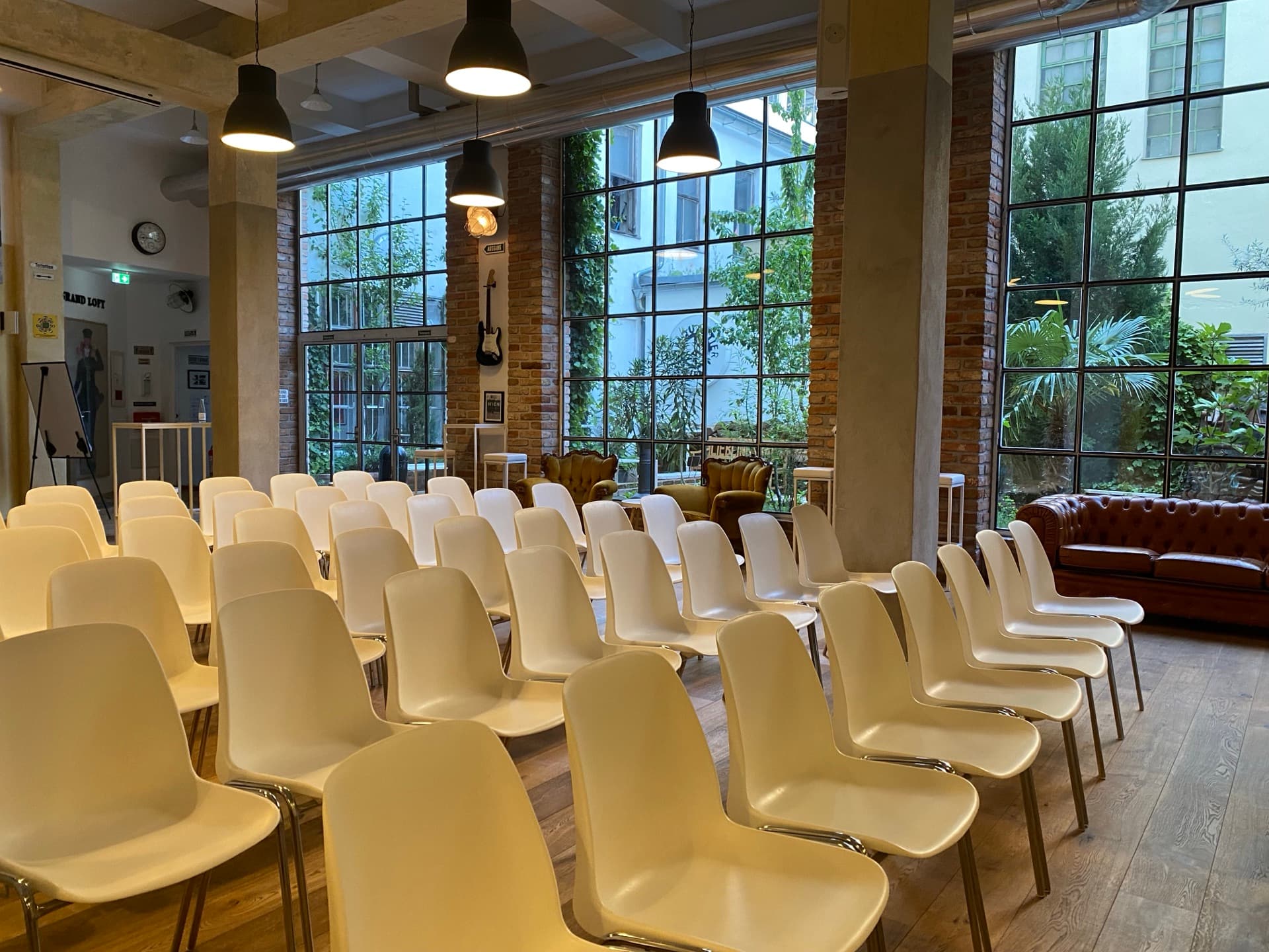 GRAND LOFT — Seminar setup with daylight