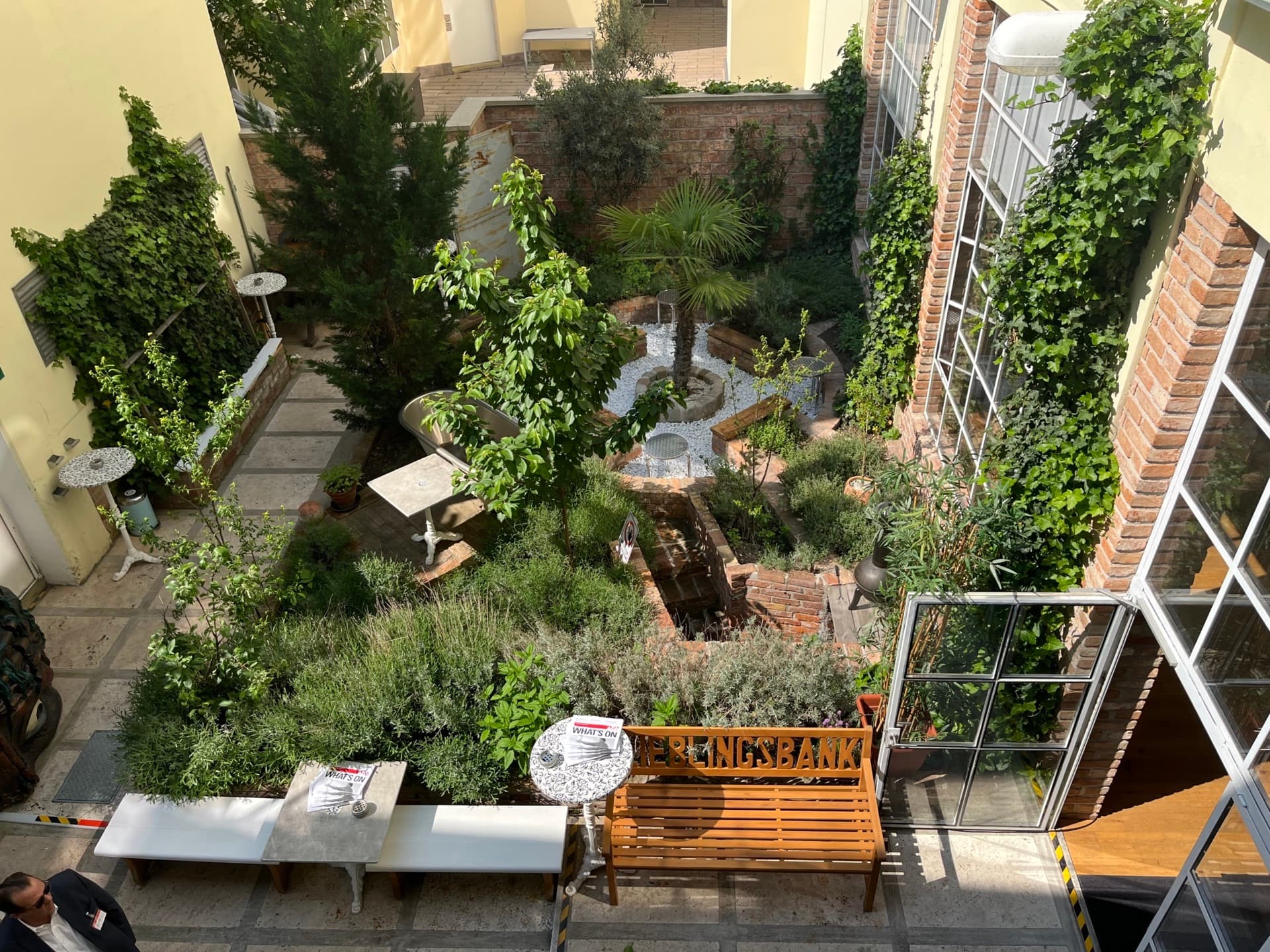 GRAND LOFT — Innenhof mit Grünfläche