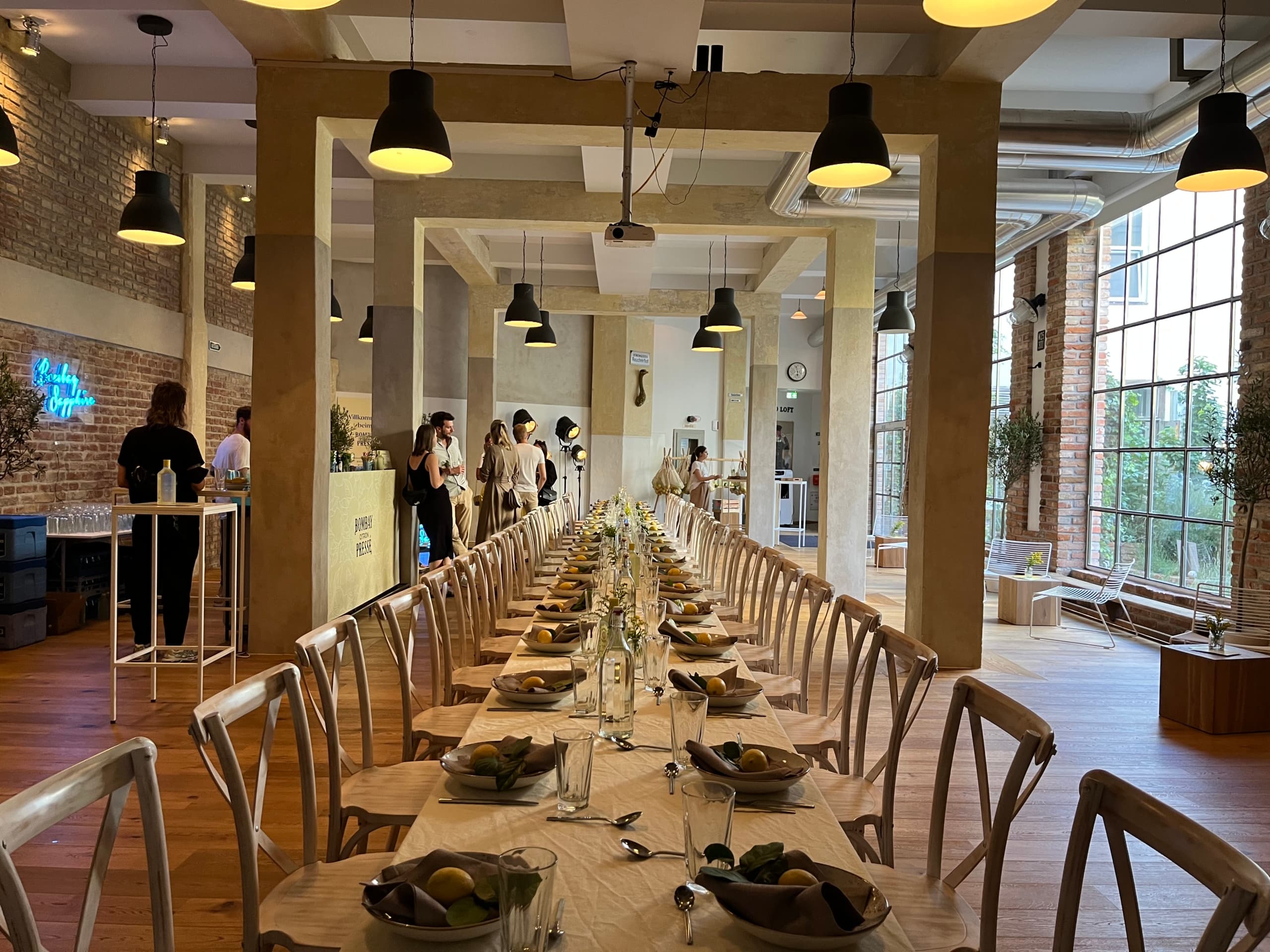 GRAND LOFT im Filmquartier Wien — 210 m² Eventlocation mit Fabrikfenstern und privatem Garten