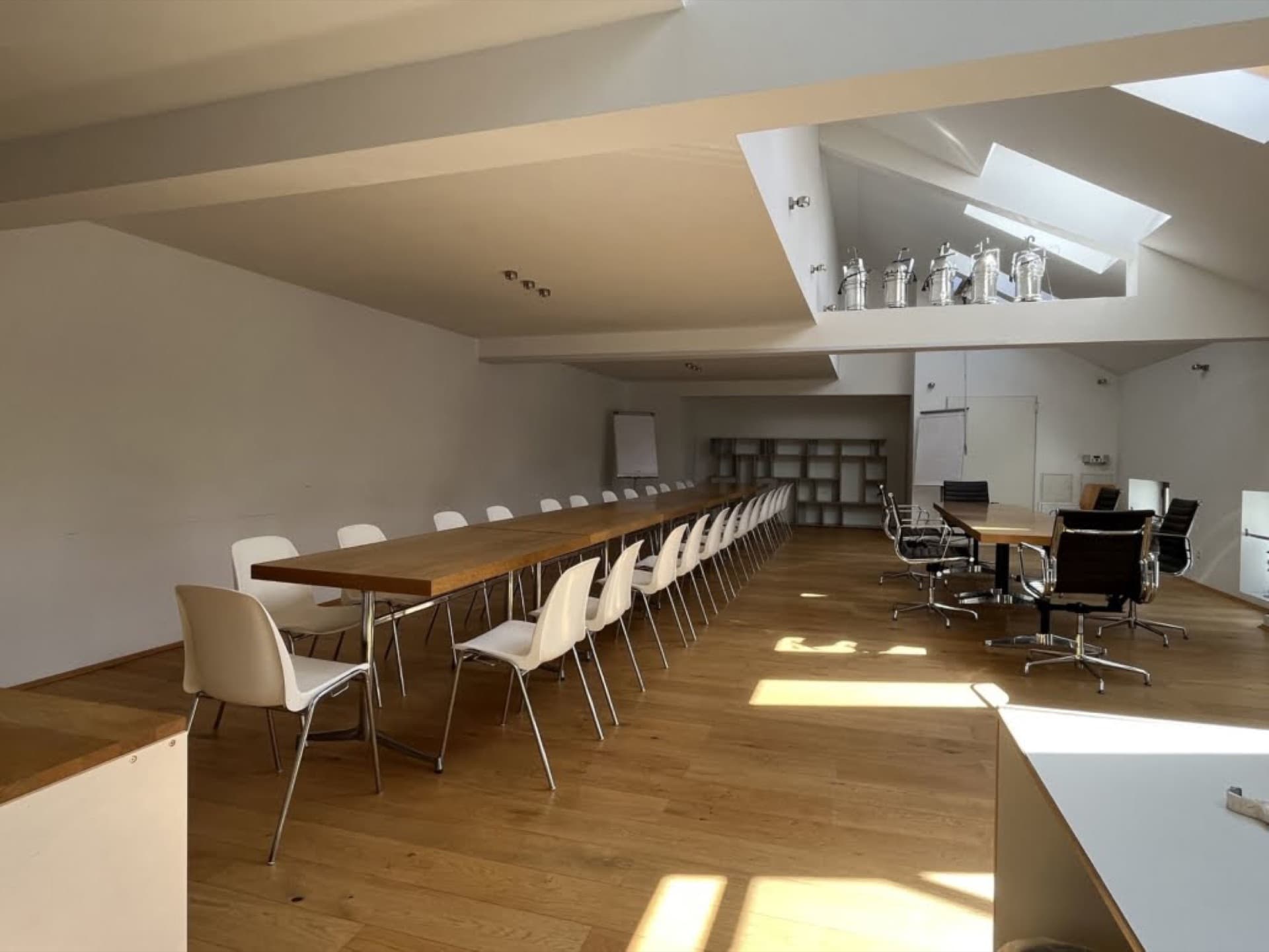 ROOF LOFT — Weitläufige Raumansicht