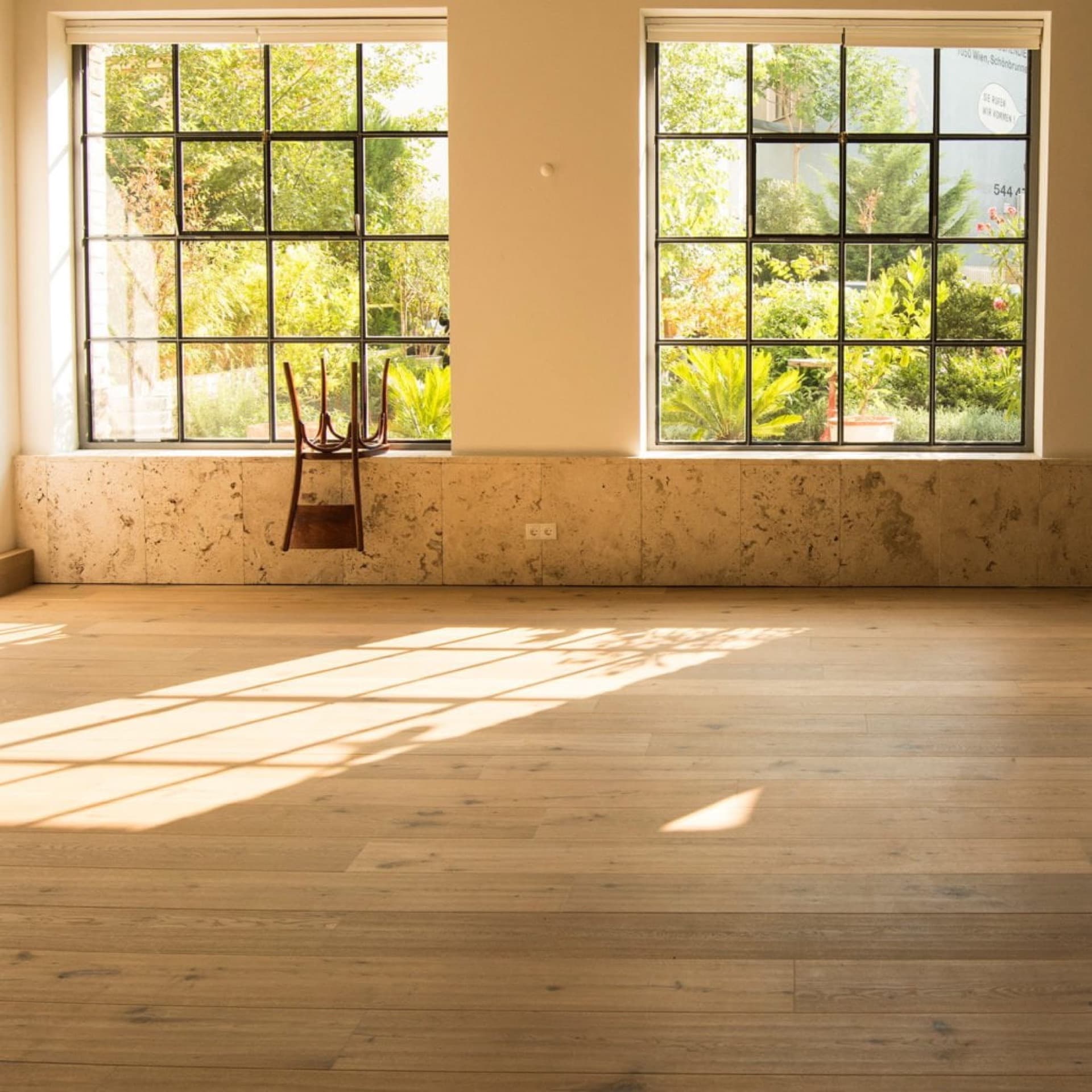 SILENT LOFT — Light-flooded room