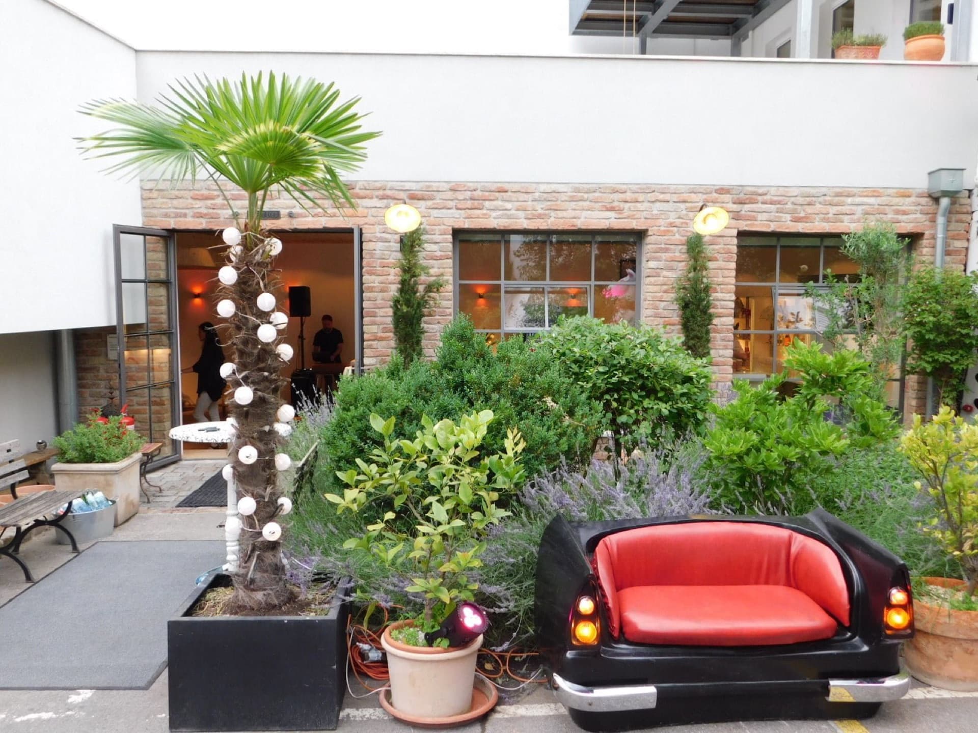 SILENT LOFT — Courtyard with green view
