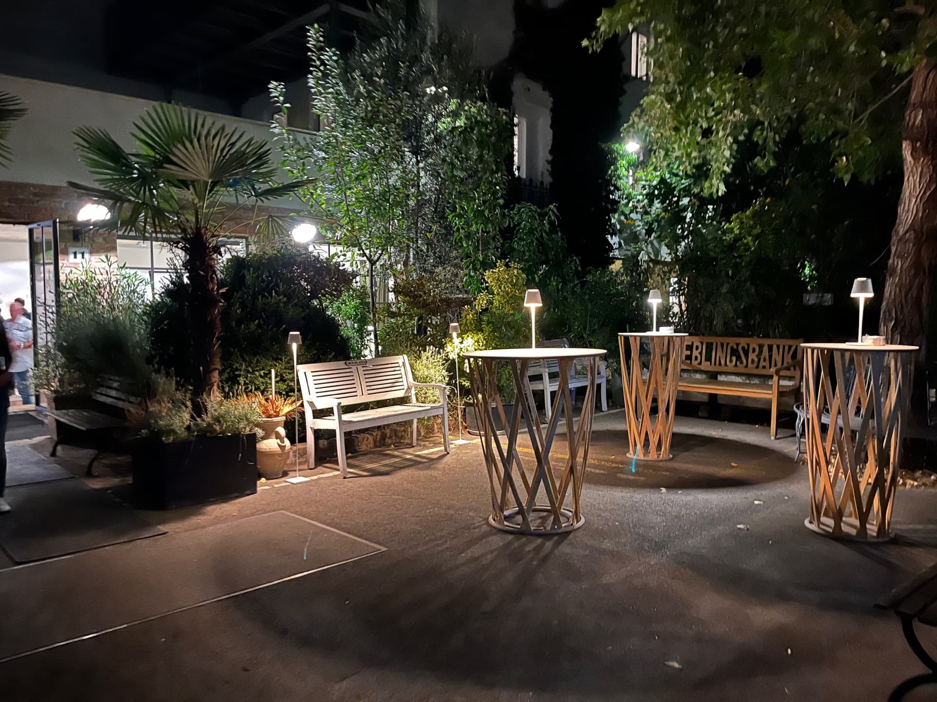 SILENT LOFT — Innenhof bei Nacht