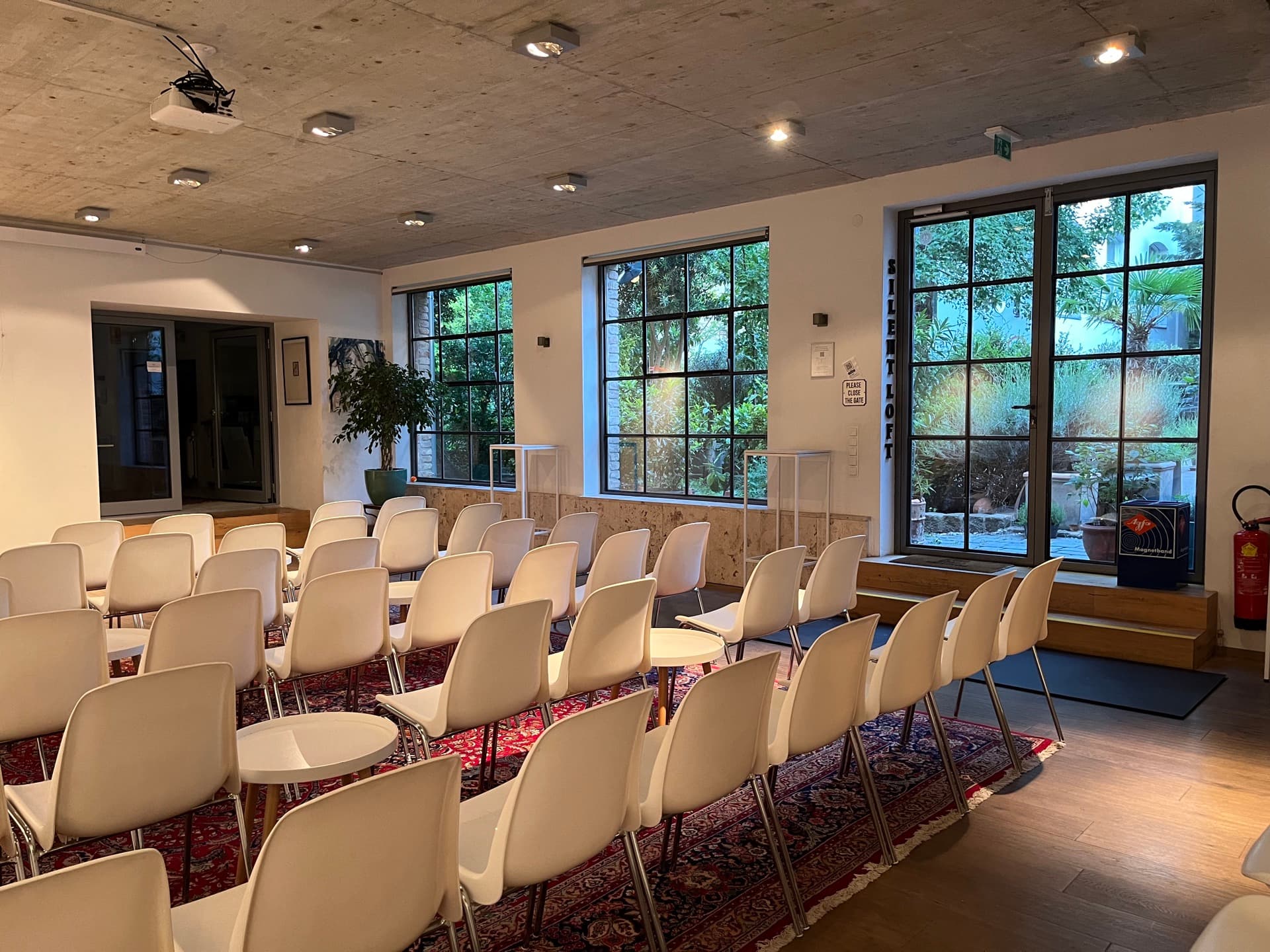 SILENT LOFT — Seminar with daylight