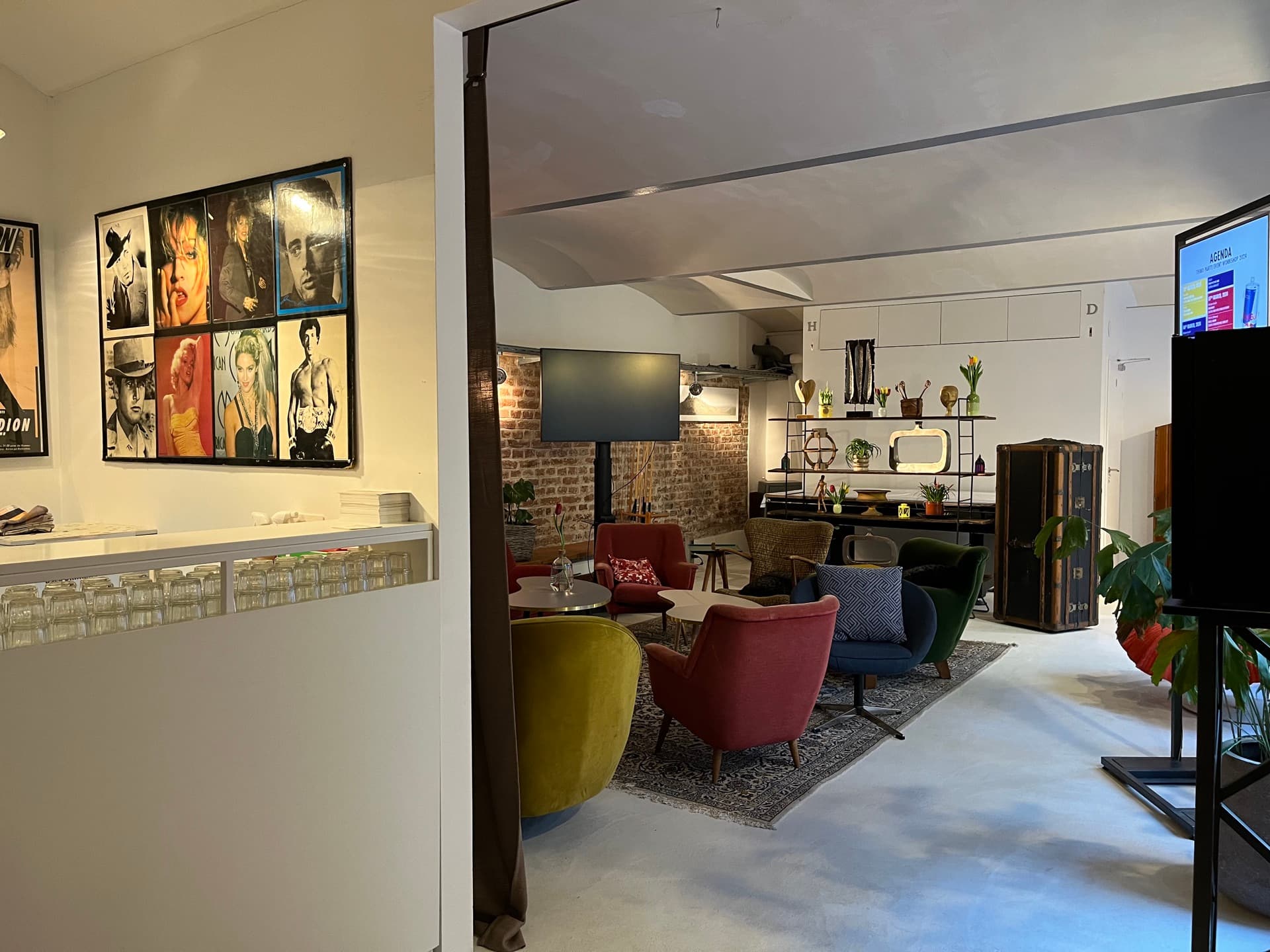 SMALL LOFT — Lounge-Bereich mit Sofa