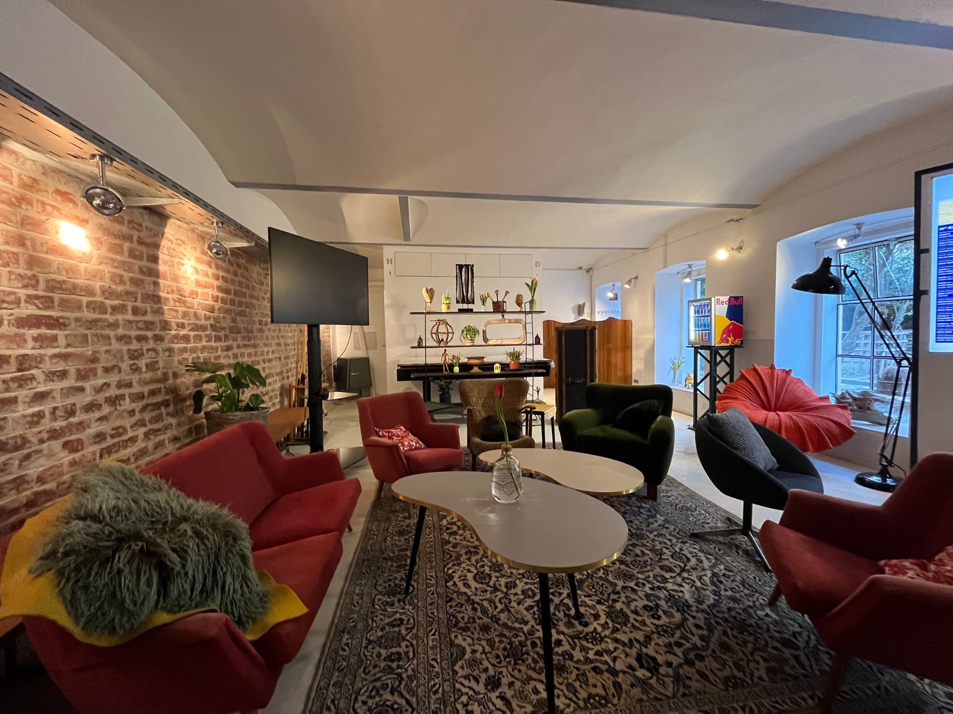 SMALL LOFT — Lounge setup