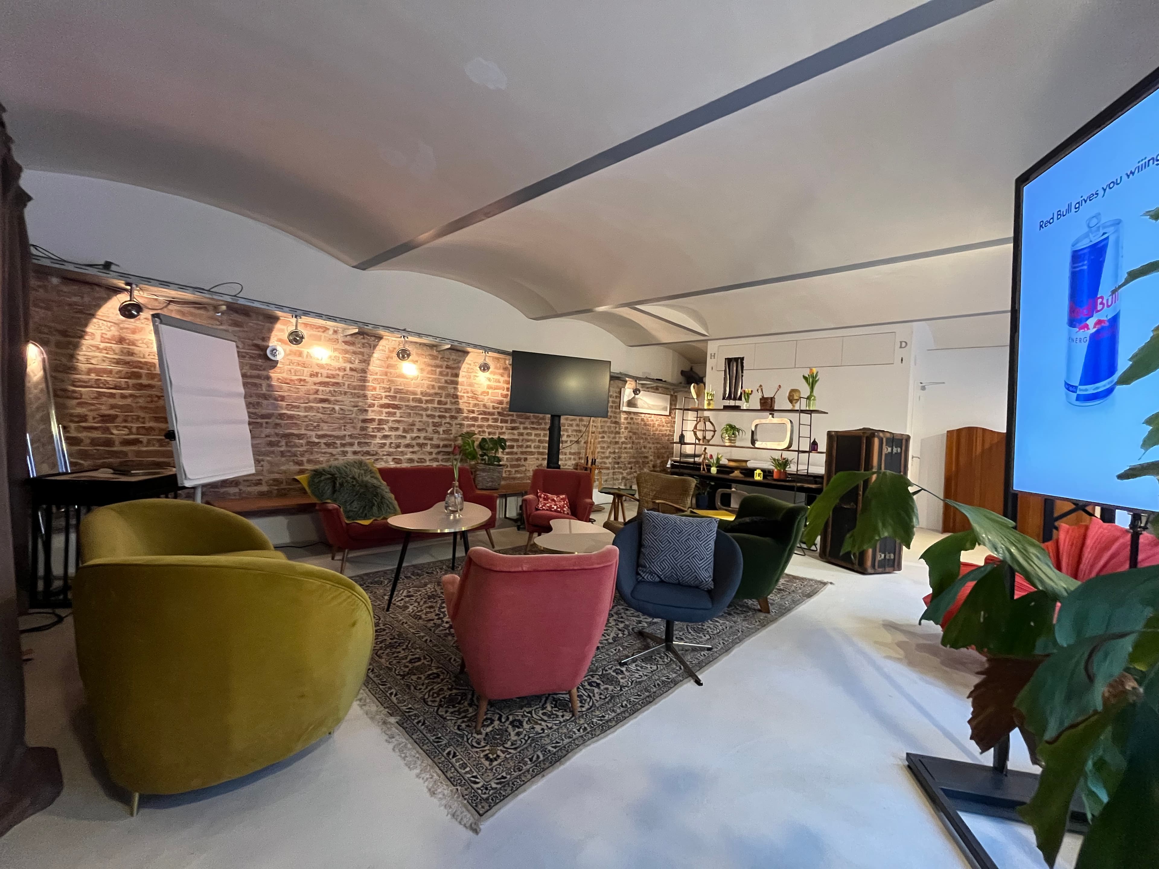 SMALL LOFT im Filmquartier Wien — Erdgeschoss-Loft mit Garten und Ziegelwand