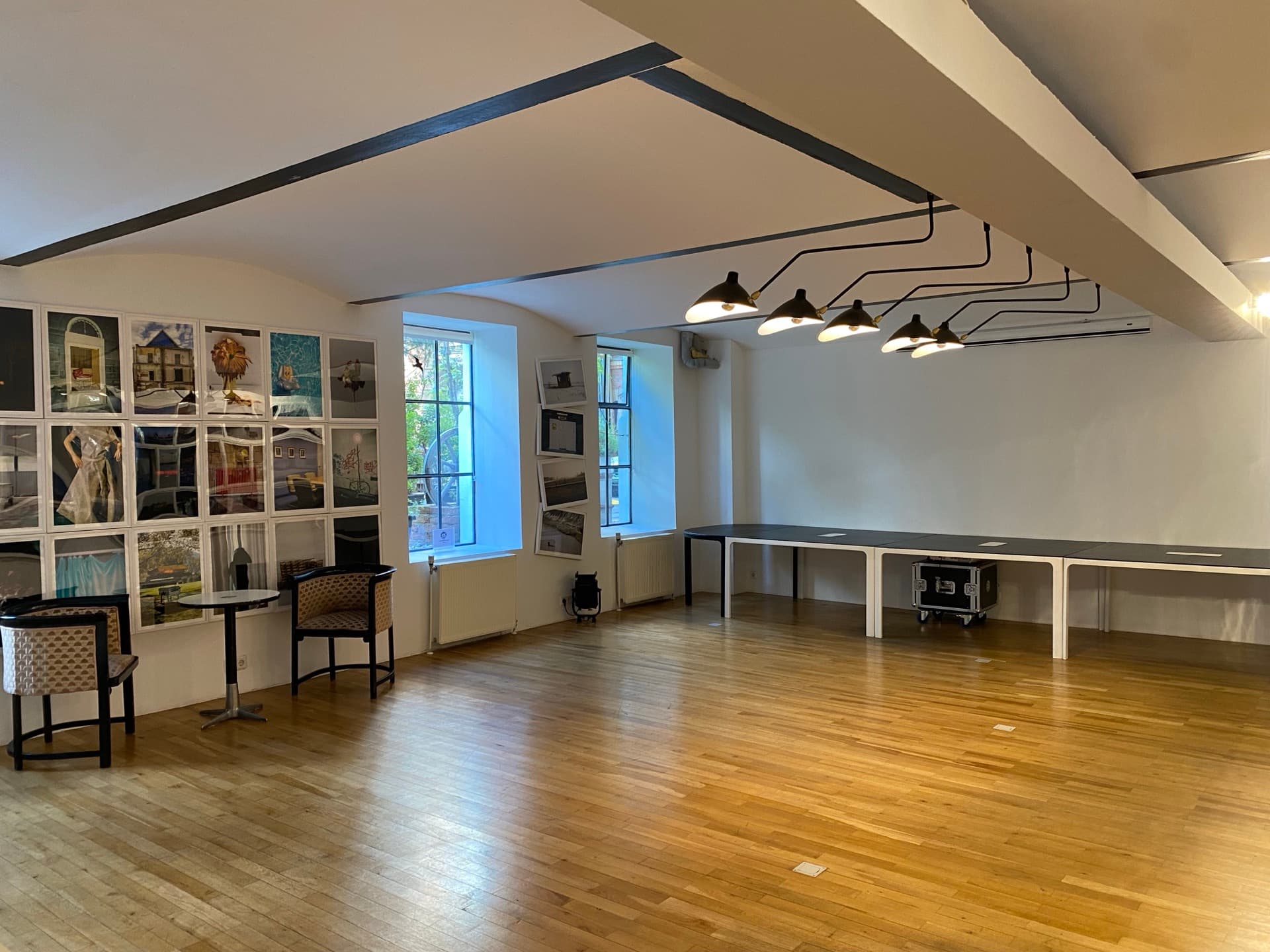 VANILLA LOFT — Empty room with daylight