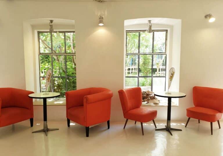 Filmquartier-WIEN-SMALL-Loft-Seminarraum-Club-2-orange-Sitzmoebel-scaled-1-1024x717-1